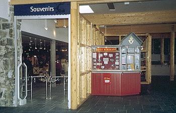 Souvenirladen und Postamt