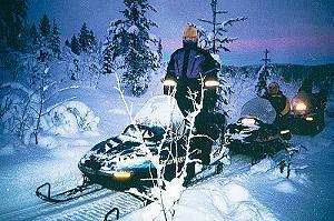 13 Sandra mit Schneemobil - Lappland